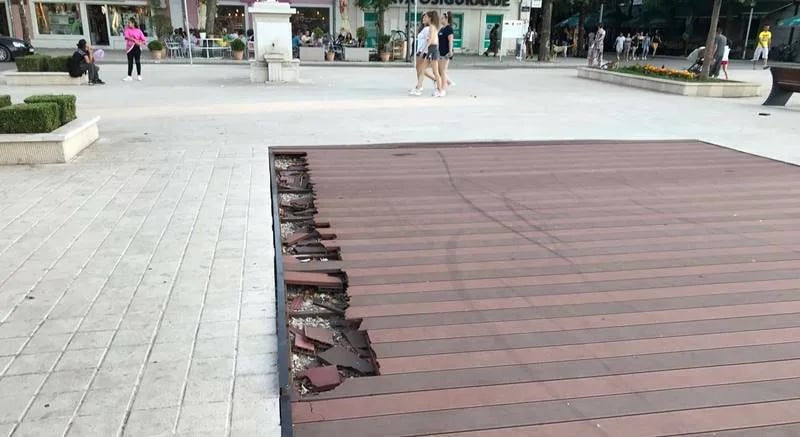 FOTO: Polomljen plastični mobilijar na Trgu čeka popravku