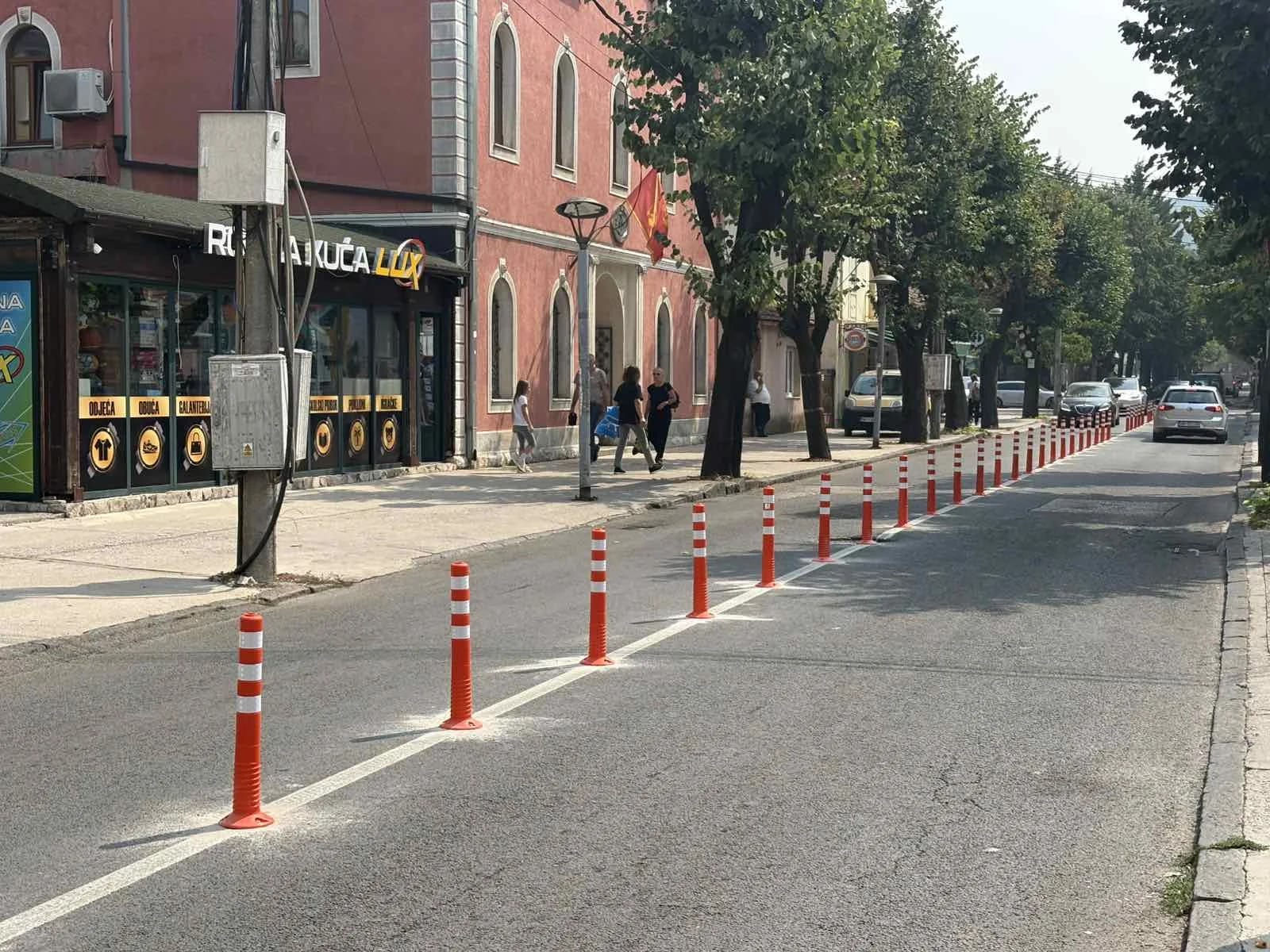 Stubići u više nikšićkih ulica, nadležni žele da spriječe nepropisno parkiranje