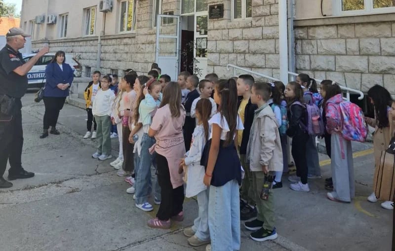 Druženje nikšićkih osnovaca sa policijskim službenicima (FOTO)